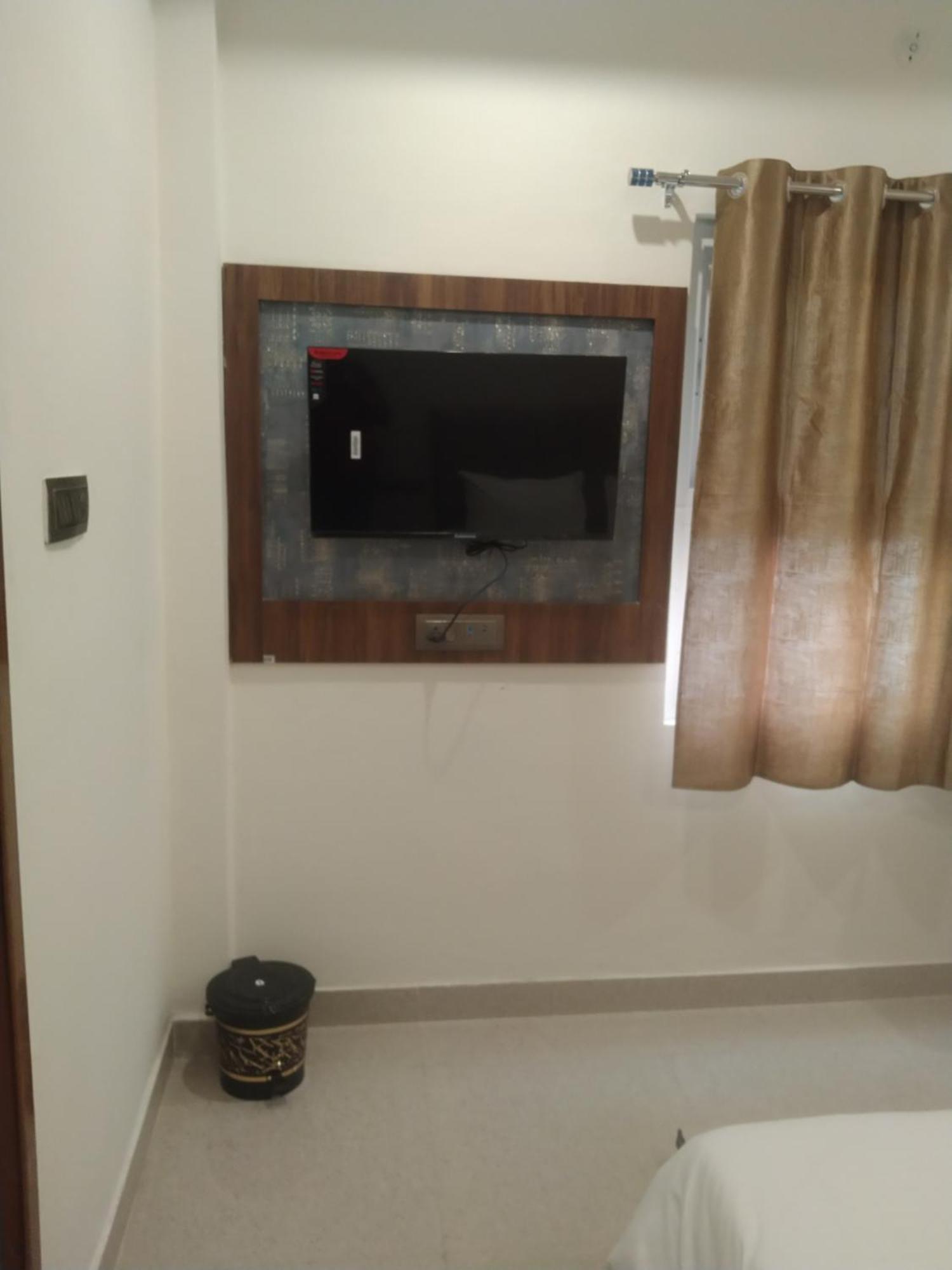 M B Grand Hotel - Varanasi — Photos 3